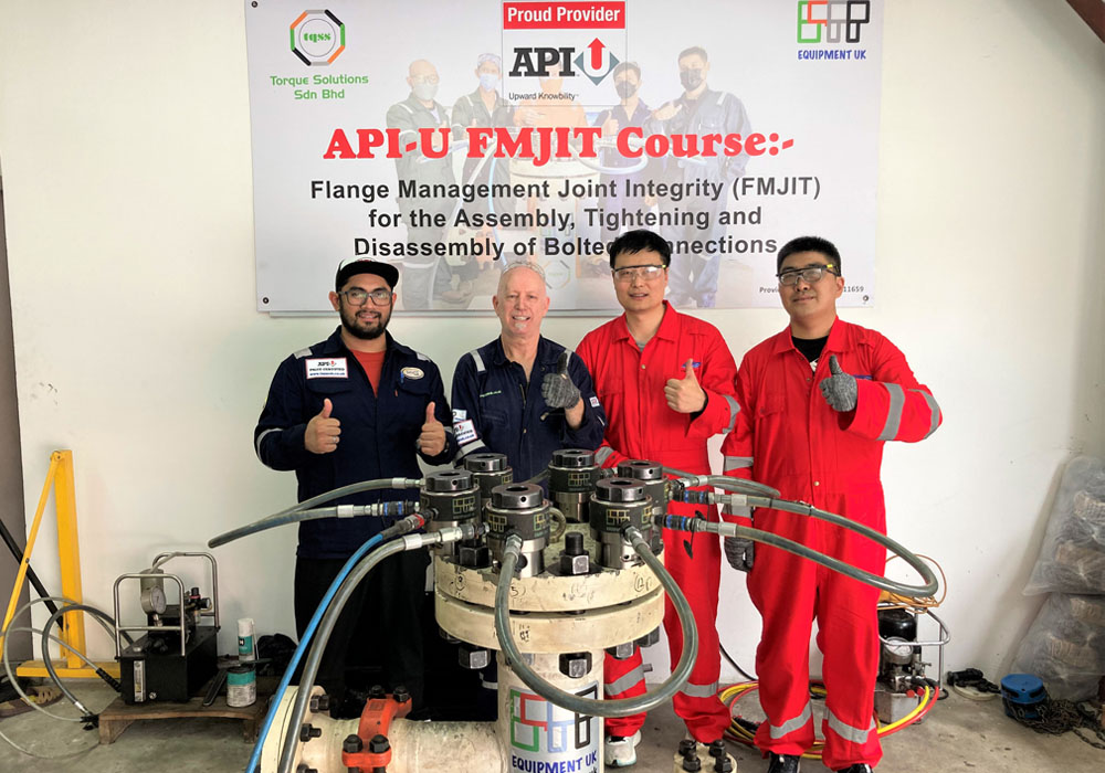 伟德国际1946参加API-U Flange Management Joint Integrity (FMJIT) 在马来西亚的课程